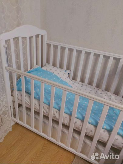 Детская кроватка с продольным поперечным маятником