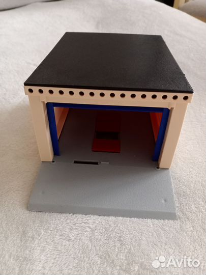 Игрушечный гараж для машинок