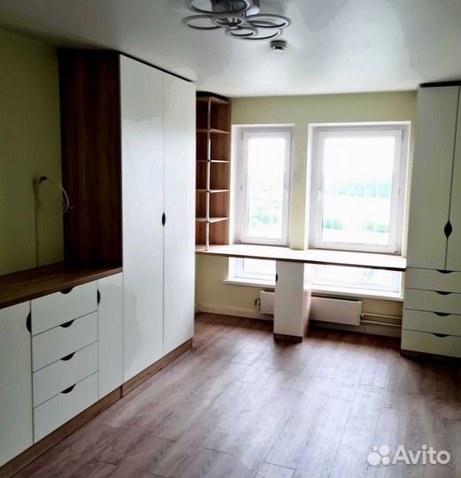 Детская рабочая зона у окна