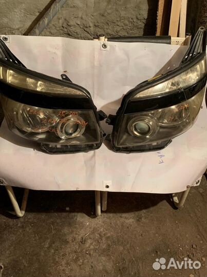 Фары toyota voxy ZRR70 2007-2010