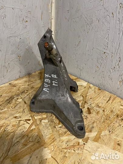 Кронштейн двигателя правый Audi А4 B7