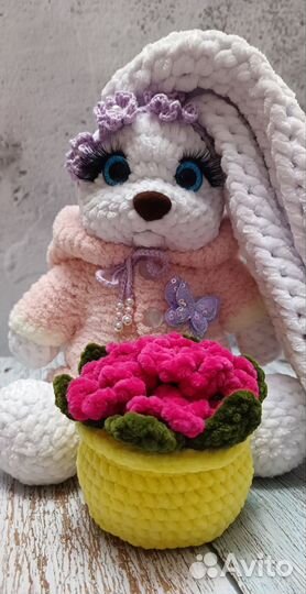 Вязаный заяц в комбинезоне