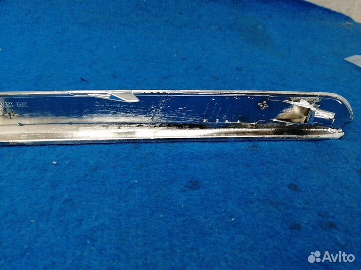 Молдинг переднего бампера правый 86582-3U000 Kia