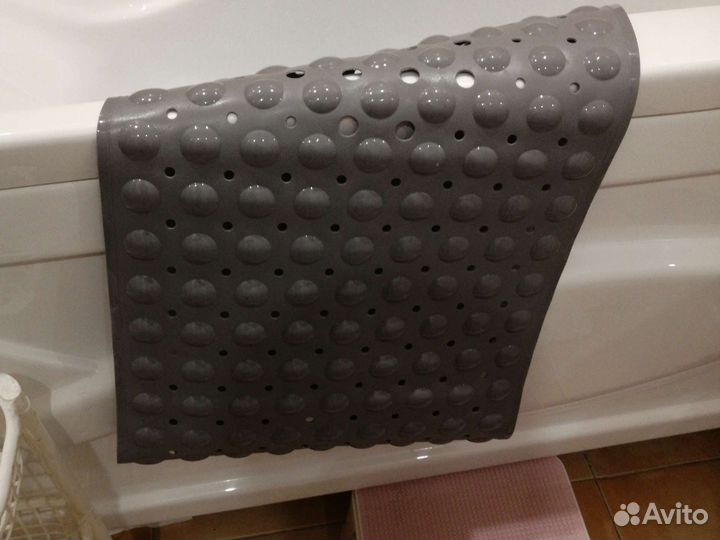 Противоскользящий коврик в ванну