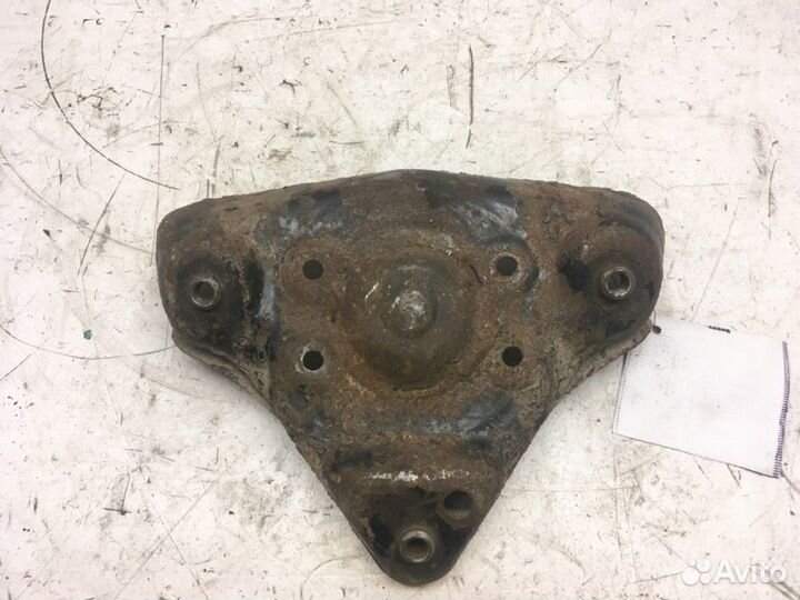 Кронштейн амортизатора Volkswagen Passat B5