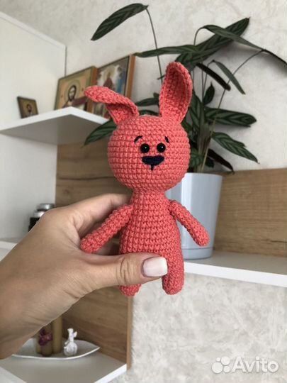 Подарочный набор Вязаная игрушка зайчик и пинетки