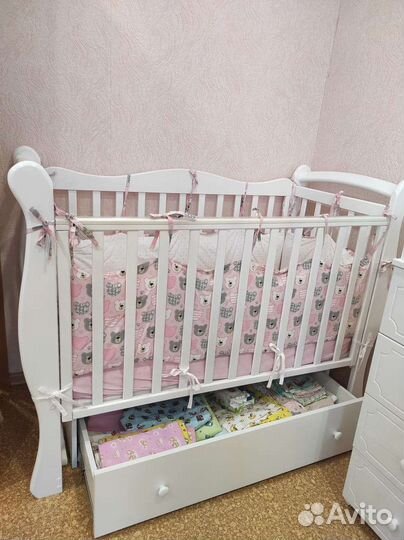 Детская кроватка с маятником и ящиком