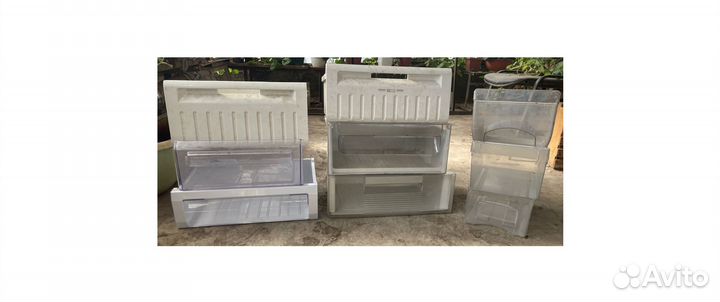 Стеклянные полки, балконы с ящиками и ручками для