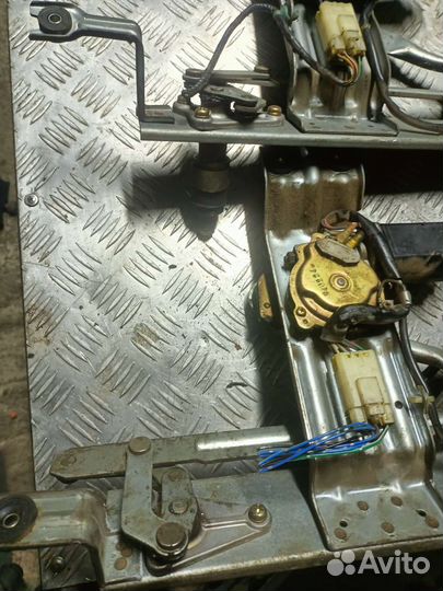 Моторчик стеклоочистителя задний Nissan Terrano 21