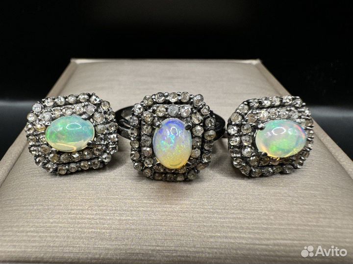 Комплект с опалом и бриллиантами серьги и кольцо