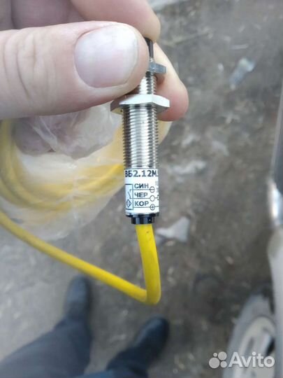 Индуктивный бесконтактный датчик
