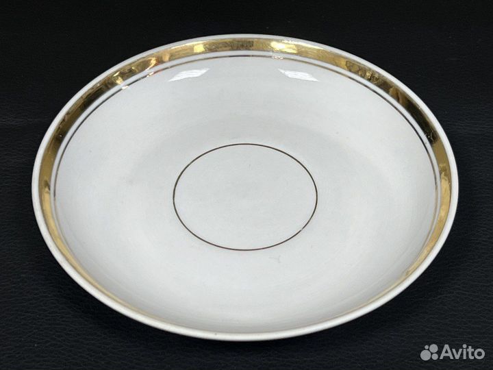 Блюдце с золотым отводом 14,7 см Красный фарфорист