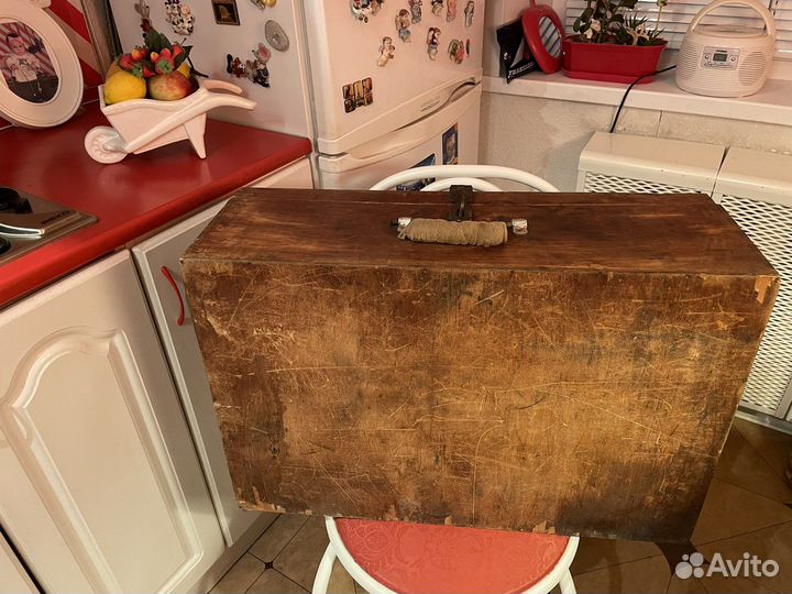 Чемодан деревянный, прялка старинные