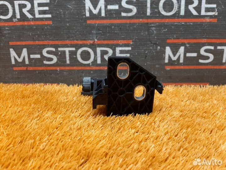 Крепление радиатора правое Mercedes-Benz C-Class