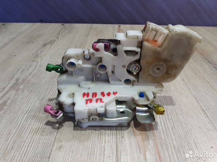 Замок перед двери Nissan NP300 Прав