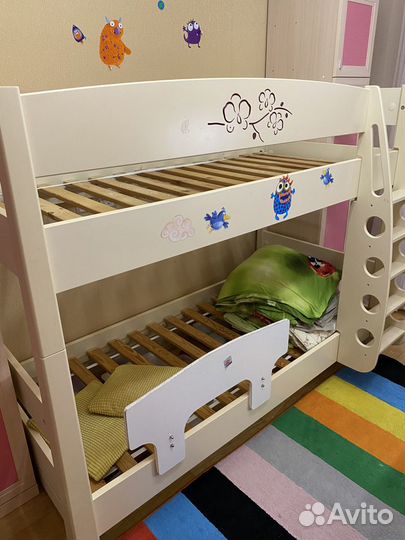 Деревянная двухэтажная кровать