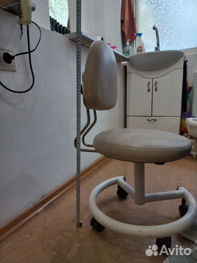 Стул для мастера педикюра