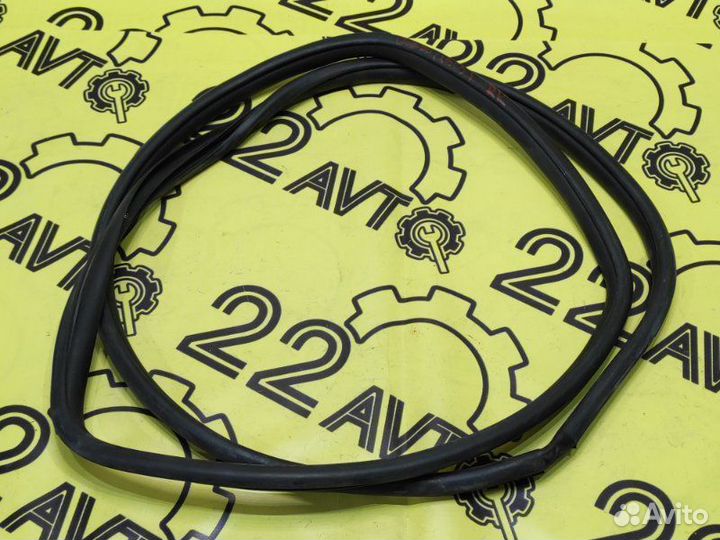 Уплотнитель проема двери задний правый Toyota