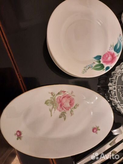 Посуда разная менажницы, чашки, блюдца