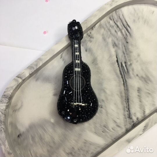 Брошь ручной работы из бисера гитара