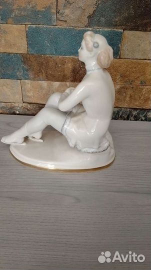 Статуэтка Девушка на коньках