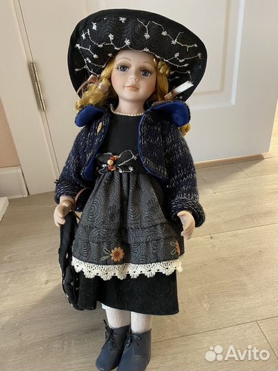 Кукла фарфоровая