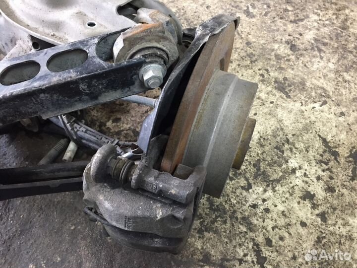 Кулак задний левый бмв е87 е90 е92 е81 33326774809