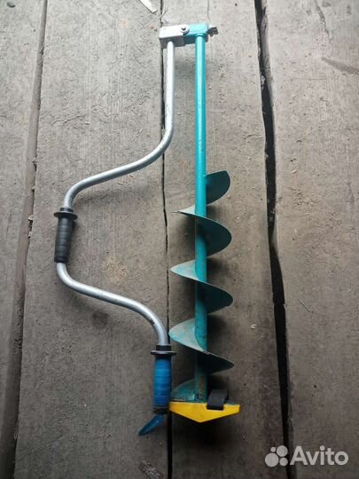 Ледобур и ящик