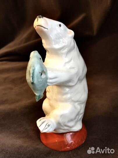Статуэтка белый медведь с рыбой