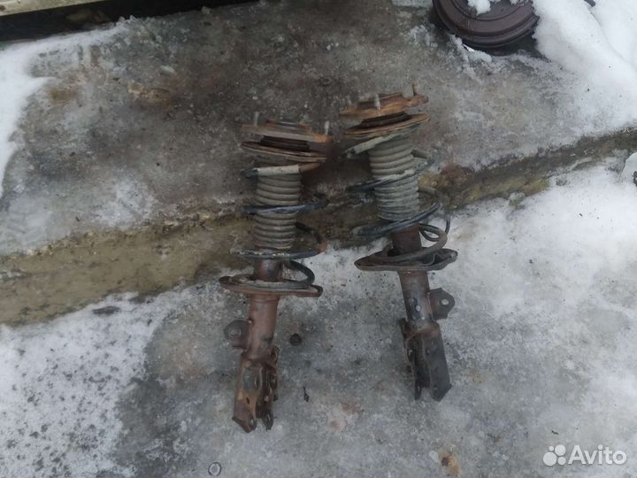 Стойка амортизатора Toyota Auris E150