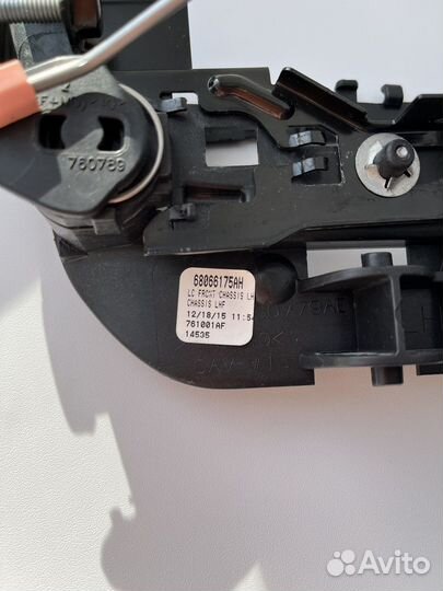 Кронштейн ручки двери левый Dodge Challenger