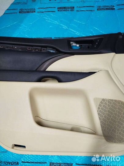 Обшивка двери Highlander передняя левая бежевая