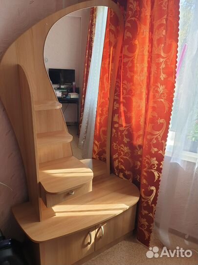 Туалетный столик с зеркалом