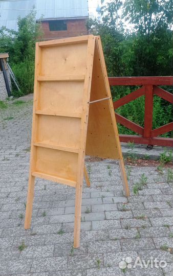 Выставочный стенд сувенирной продукции, картин
