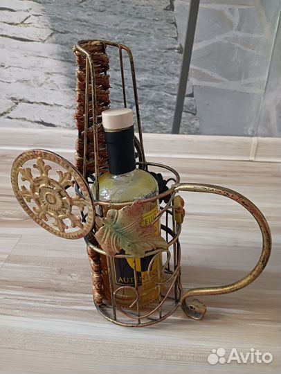 Декоративная подставка для бутылки вина