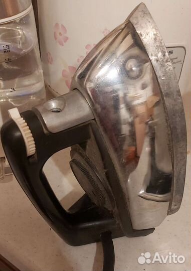 Утюг. В рабочем состоянии