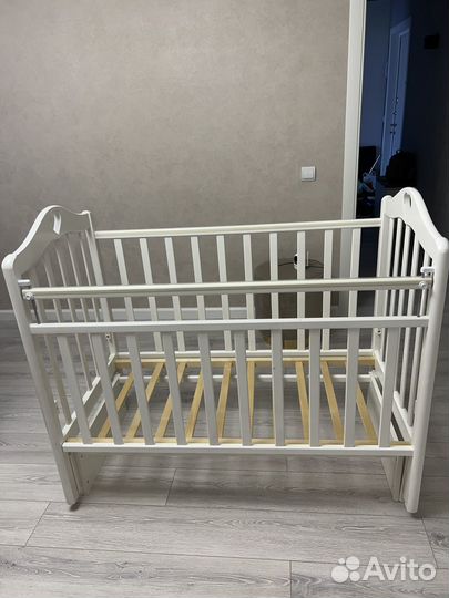 Детская кроватка с маятником