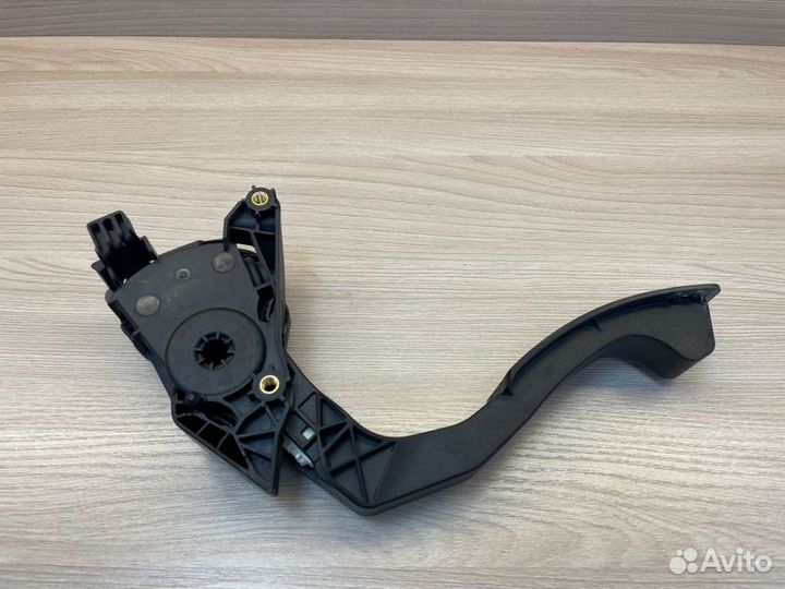 Педаль газа Renault Logan