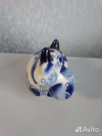 Фарфоровая статуэтка корова