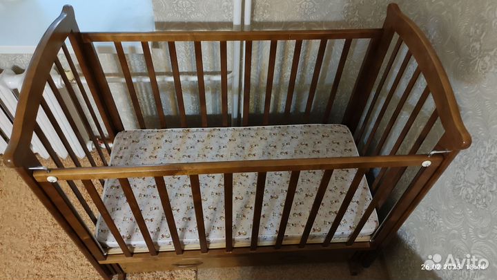 Детская кроватка с маятником и ящиком
