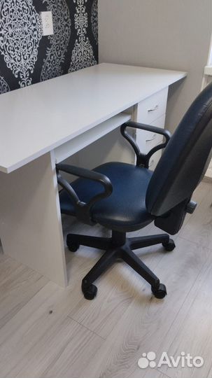 Компьютерное кресло и стол