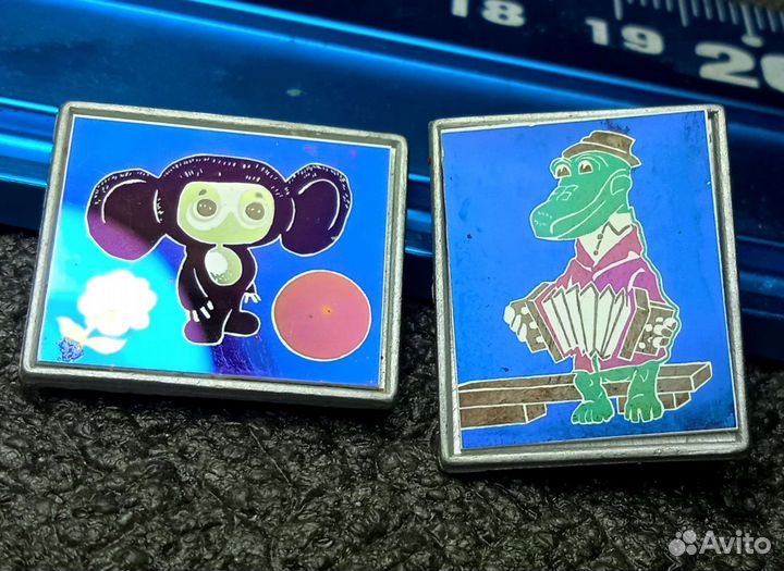 Значки Гена и Чебурашка. Ситалл
