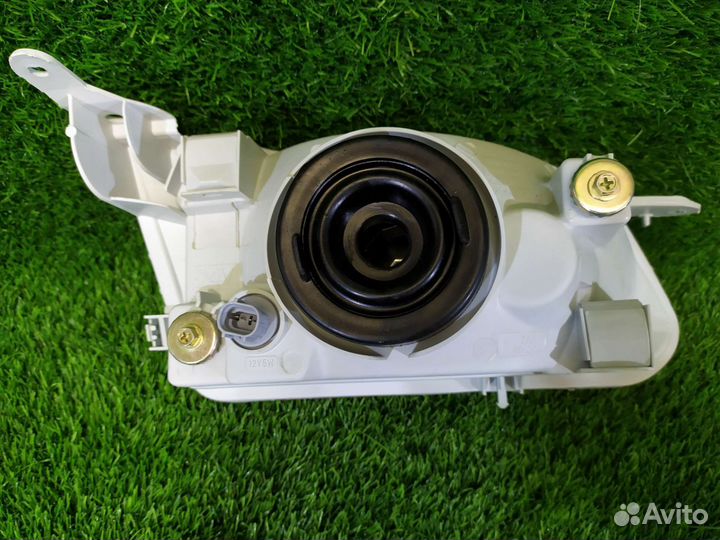 Фара правая toyota corolla 110