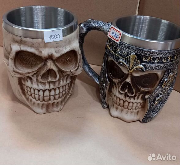 Штоф, стопки, бокал, кружки с черепами