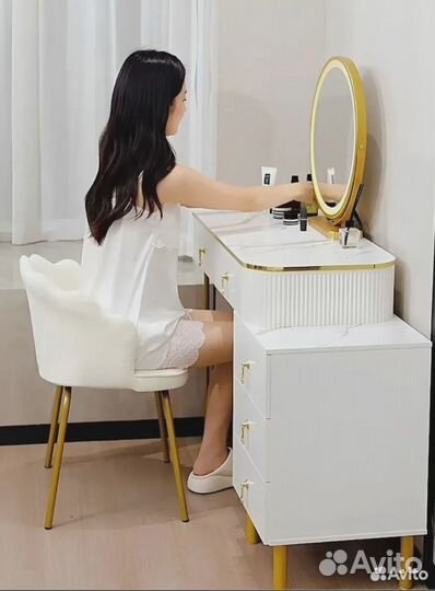 Туалетный столик. Столик с зеркалом
