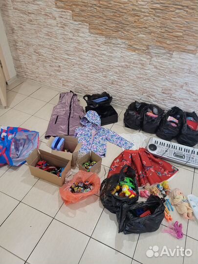 Отдам вещи на девочку и игрушки