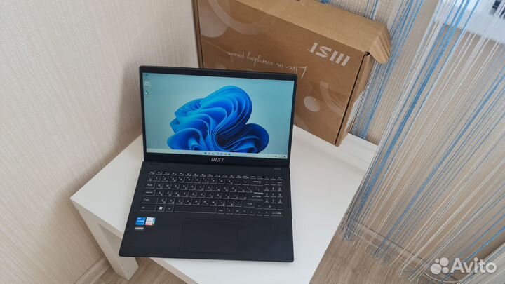 Ультрабук MSI IPS Core i5-1235U как новый