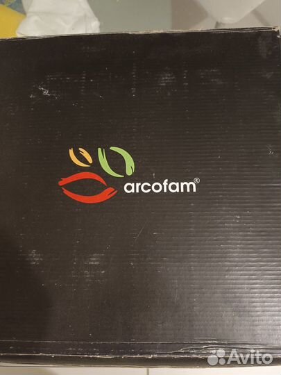 Стеклянные тарелки и блюдо для торта