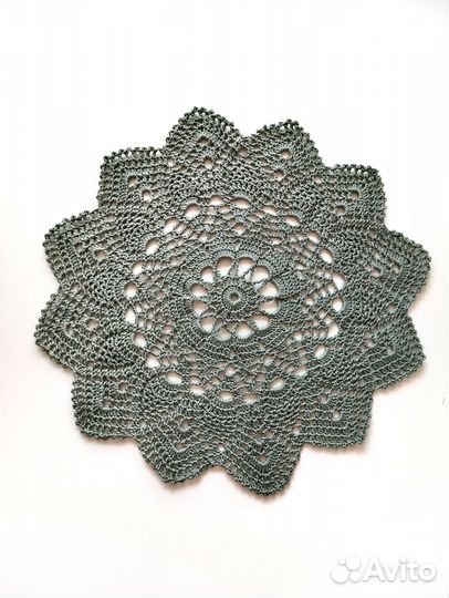 Набор вязаных кружевных салфеток цвета хаки