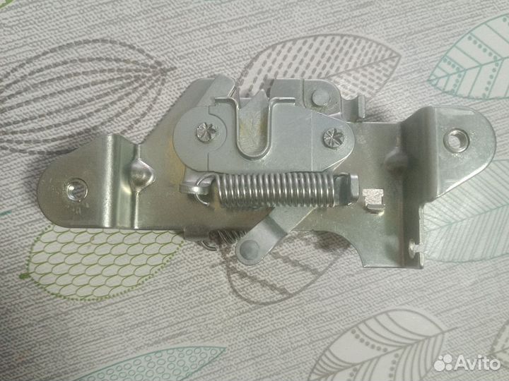 Замок капота priora